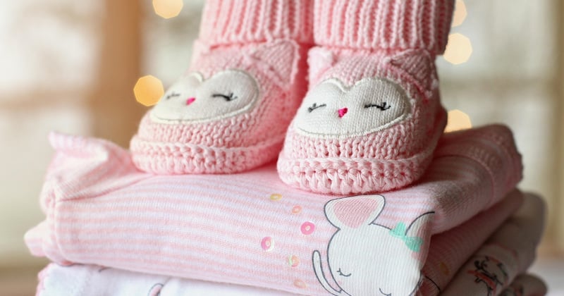 Cadeau de naissance personnalisé avec prénom et date : nos idées utiles